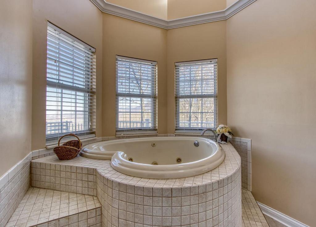 Ober Hideaway, Hot Tub, Wifi, 1089 Free Tickets Each Paid Day, Dollywood And More Gatlinburg Bagian luar foto