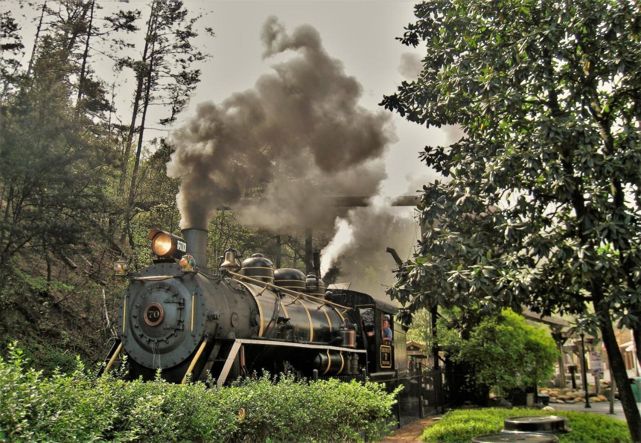 Ober Hideaway, Hot Tub, Wifi, 1089 Free Tickets Each Paid Day, Dollywood And More Gatlinburg Bagian luar foto