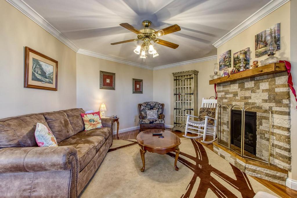 Ober Hideaway, Hot Tub, Wifi, 1089 Free Tickets Each Paid Day, Dollywood And More Gatlinburg Bagian luar foto